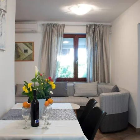 Apartman With Parking Space - 27712 Pula